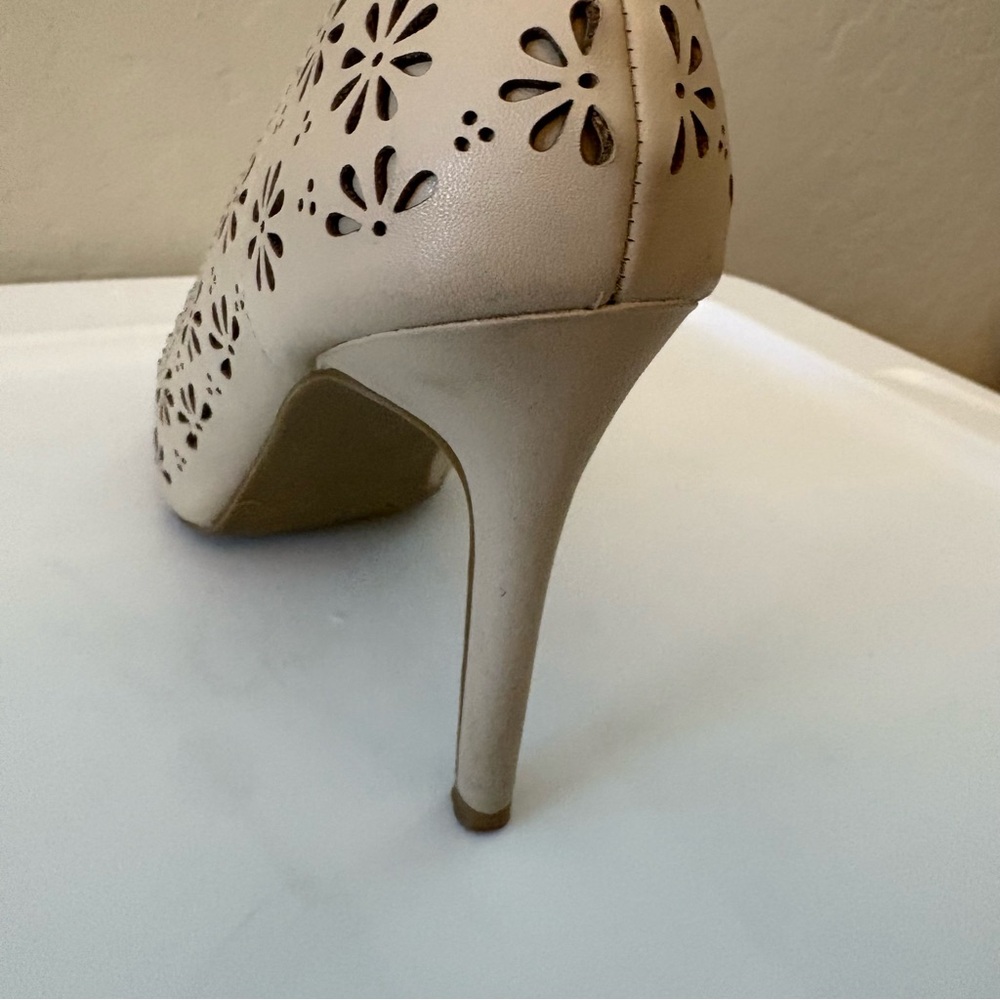 LC Lauren Conrad Confetti Ivory flower laser cut out stiletto heels size 6 - Picture 15 of 16